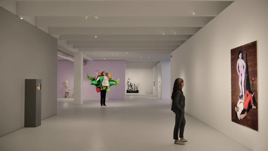 L'exposition qui continue sur scène